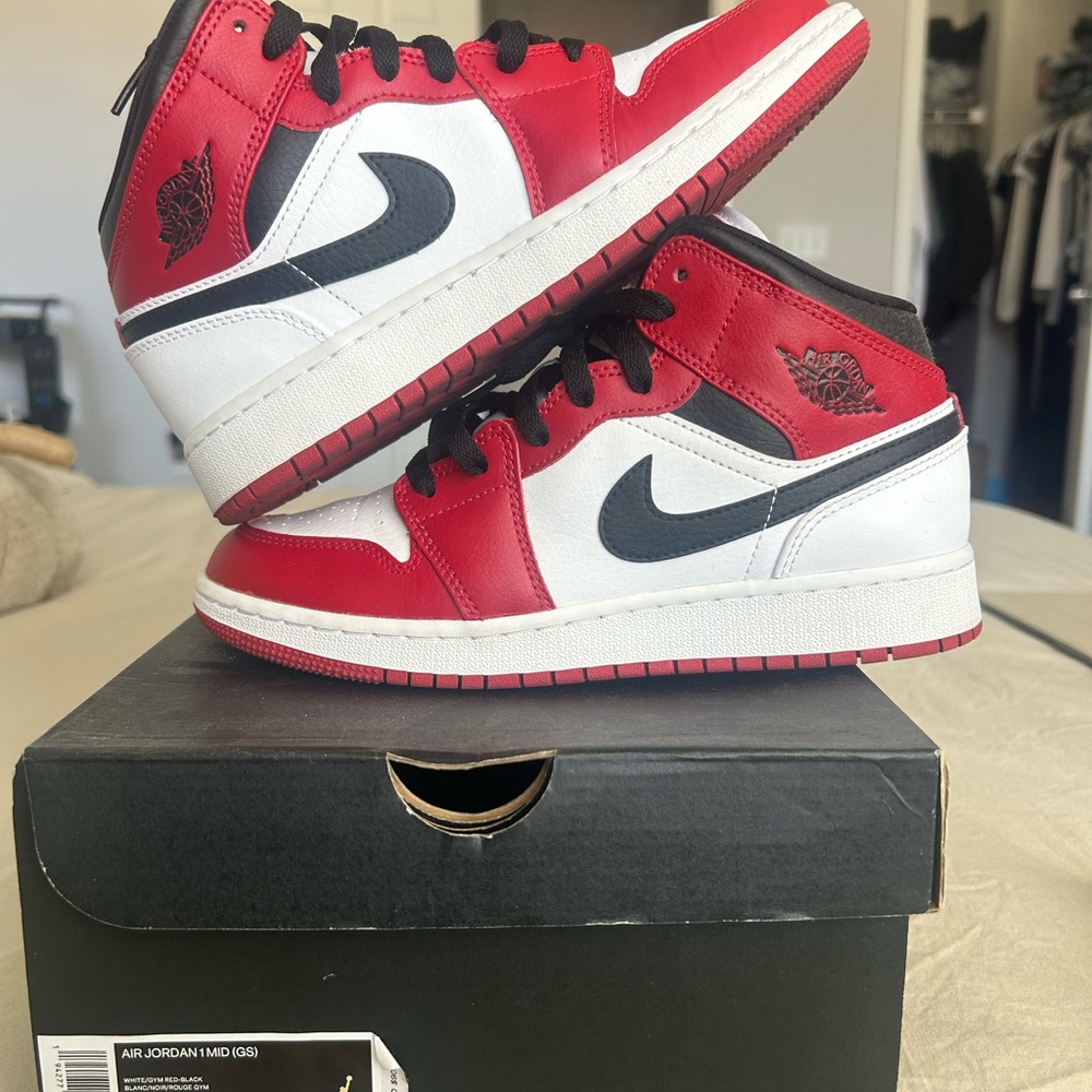 Nike Air Jordan 1 Mid Chicago Women’s